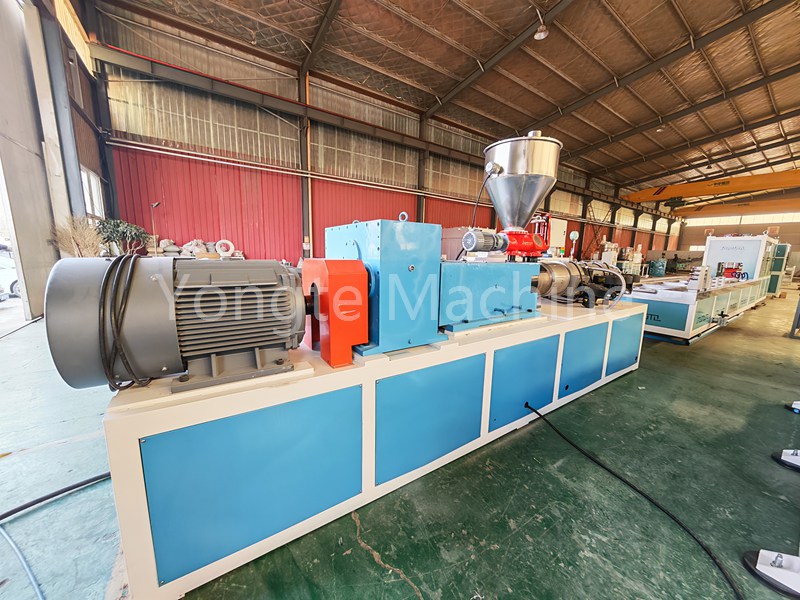 योंगटे पीवीसी प्रोफाइल मशीन का उपयोग स्ट्रॉबेरी रोपण गर्तों का उत्पादन करने के लिए किया जाता है