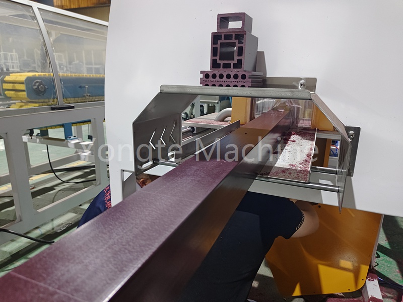 अफ्रीका में प्लास्टिक कचरे का निपटान करना मुश्किल है, लेकिन योंगटे की लकड़ी-प्लास्टिक कॉलम उत्पादन लाइन एक सफलता प्रदान करती है।