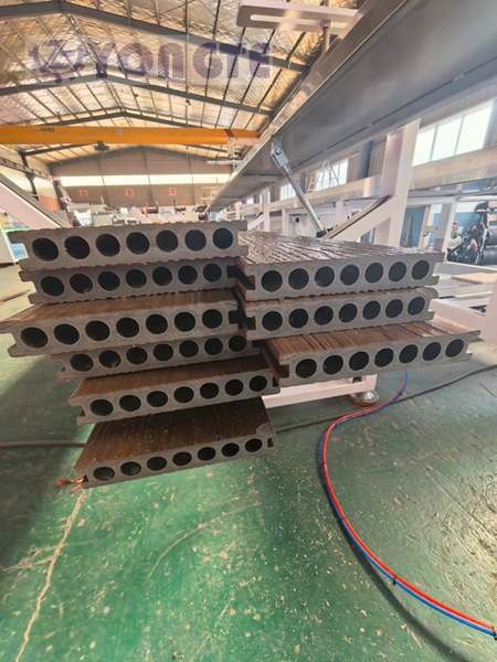 योंगटे प्लास्टिक मशीनरी ने ठोस लकड़ी के विकल्प के रूप में इसके फायदों पर जोर देते हुए अपनी 3डी ऑनलाइन एम्बॉस्ड लकड़ी-प्लास्टिक फ़्लोरिंग उत्पादन लाइन का उन्नयन पूरा कर लिया है।