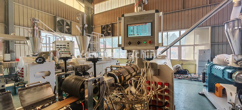 दक्षिण अफ़्रीका के ग्राहक के लिए WPC प्रोफ़ाइल मशीन का परीक्षण किया गया