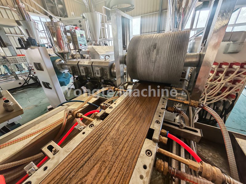 ऑनलाइन 3डी एम्बॉसिंग उपकरण के साथ योंगटे डब्ल्यूपीसी डेकिंग सह-एक्सट्रूज़न लाइन का सफलतापूर्वक परीक्षण किया गया है