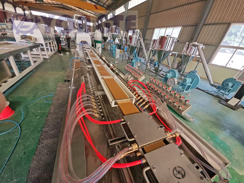 योंगटे प्लास्टिक मशीनरी: लकड़ी-प्लास्टिक कम्पोजिट (डब्ल्यूपीसी) कार इंटीरियर फ़्लोरिंग 