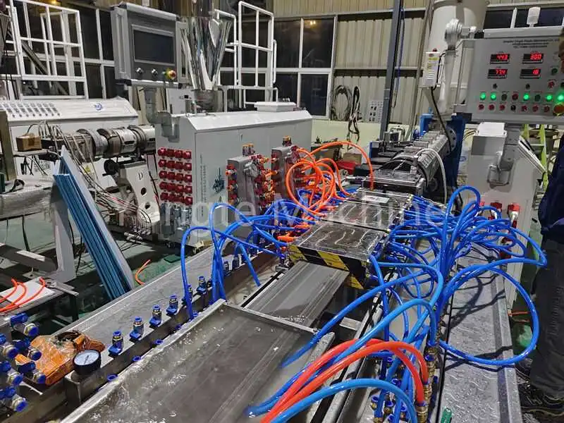 प्लास्टिक फिल्म बर्बादी का पुन: उपयोग करने के लिए पीई/पीपी प्लास्टिक लम्बर एक्सट्रूज़न मशीन